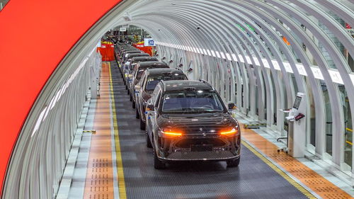 聆聽2025 聽，創(chuàng)新的激流——新能源汽車